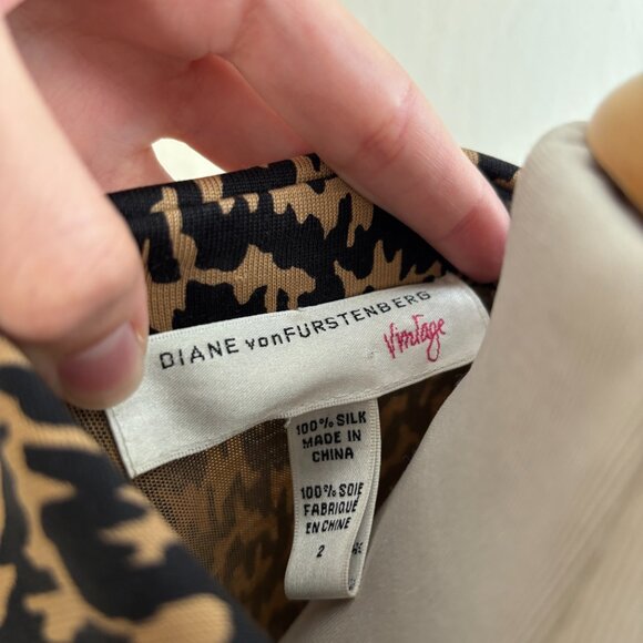 DVF Diane Von Furstenberg Vintage Silk Printed Flattering Collared Wrap Top - Picture 11 of 13